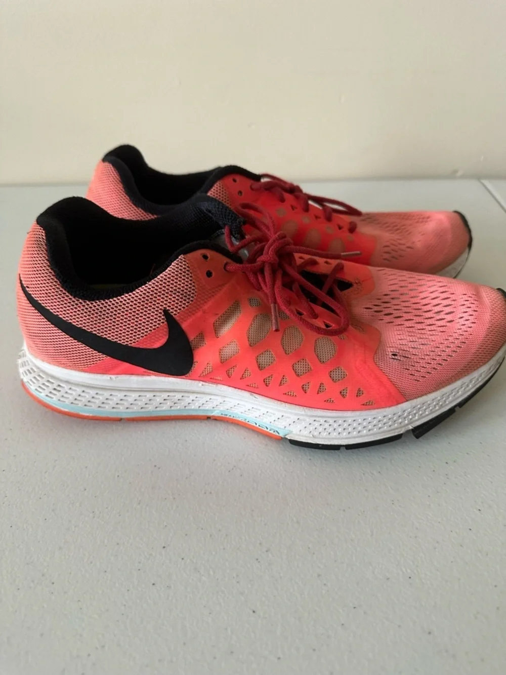 Nike Women’s Coral Athletic Running Shoes size8/ pre owned